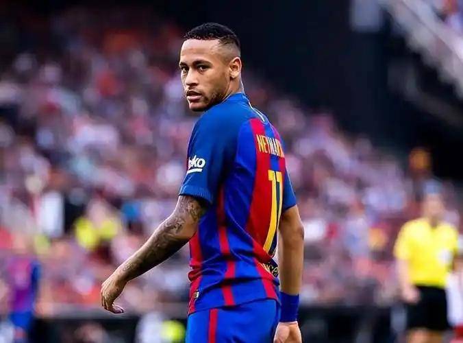 内马尔重返赛场,出色防守首场状态出色,日本队观众沸腾!观众掌声雷动的简单介绍 内马尔重返赛场,出色防守首场状态出色,日本队观众沸腾!观众掌声雷动的简单介绍