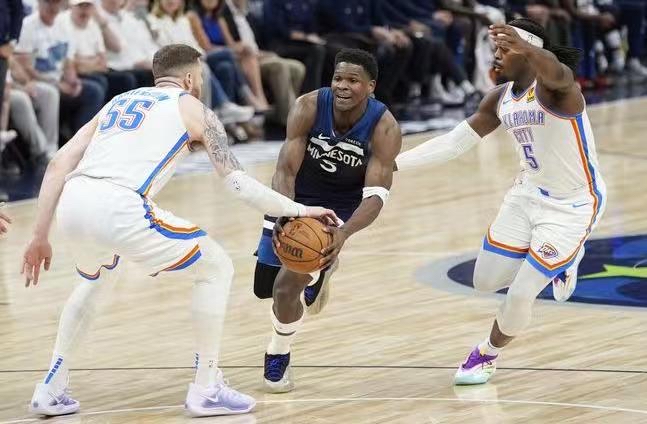 包含今晚NBA常规赛传出新动向，明尼苏达森林狼再遭质疑，管理层表态——更衣室稳定，临场指挥获称赞的词条