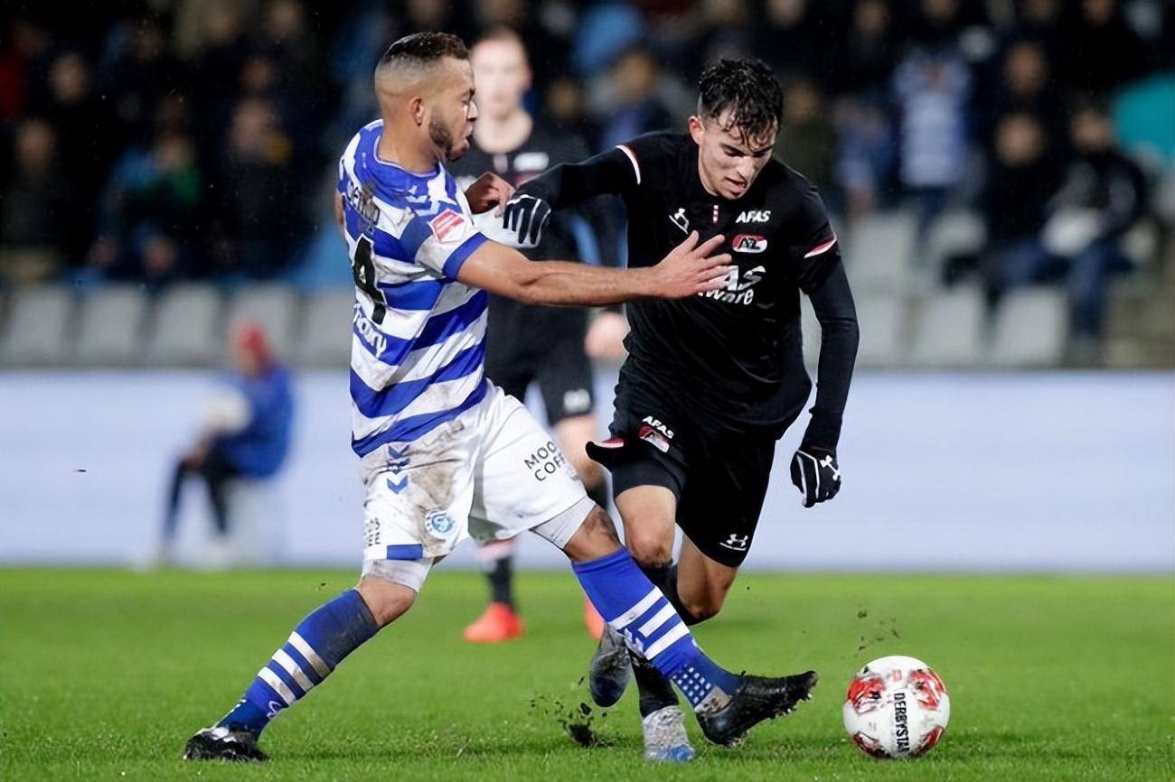 关于纽约尼克斯发布备战花絮；国际比赛日主帅复盘；荷甲任务艰巨；更衣室氛围转暖的信息